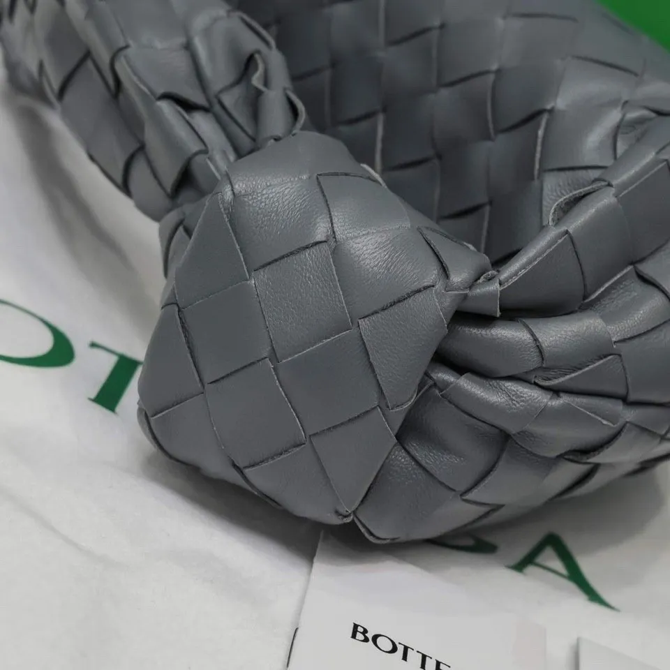 Batch 1120 BV Bottega Veneta's new early spring women's MINI JODIE handbag BV bag 🔥The new method is based on the original rounded corners, knotted with classic woven leather round hobo bag, The most iconic triangular pull-out design, using sheepskin draped soft shape, is super suitable for concave shapes~ Jodie feels really gentle to people, and is definitely the best item for daily matching. It has the same weave, new elements and twists, is compact and versatile, and is the new favorite of street style Internet celebrities! Dimensions: 23x28x8 Model: 6699-1
